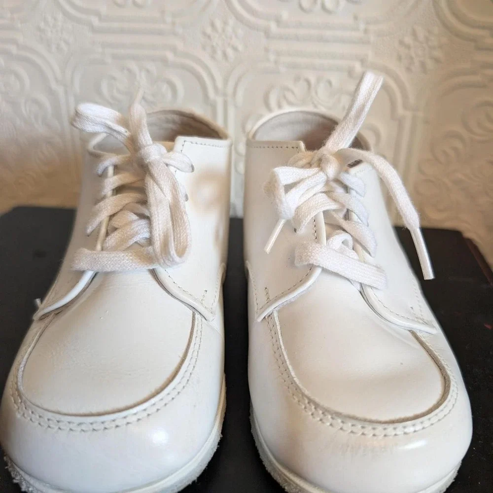 Stride Rite White Flexible Moccasins Sz. 6